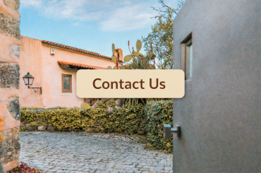 Botão _Contact Us_ em pátio mediterrânico Botão _Contact Us_ em pátio mediterrânico